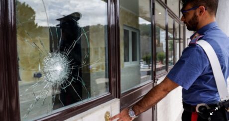 Napoli, spari contro agenzia di pompe funebri: colpita una vetrata