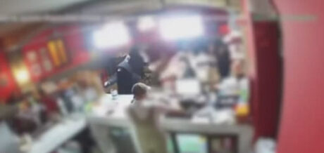 Napoli, entra in un ristorante e tanta di rapinare un cliente: arrestato 26enne 