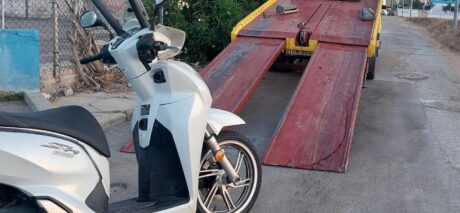 Meta: provano a rubare scooter sotto gli occhi dei clienti in palestra: arrestato 18enne