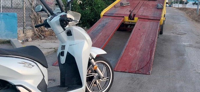 Meta: provano a rubare scooter sotto gli occhi dei clienti in palestra: arrestato 18enne