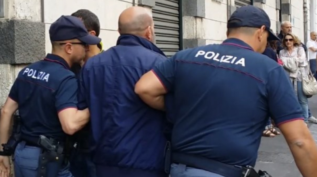 Napoli. Finge di essere il figlio per truffare anziana: 38enne arrestato sotto l'abitazione della donna