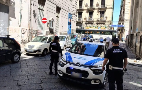 Napoli, turista bloccata e rapinata in pieno giorno in centro: malvivente preso dopo inseguimento