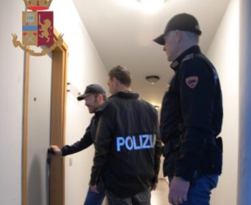 Nola, ex occupante abusivo svuota tanica di benzina addosso agli agenti: arrestato