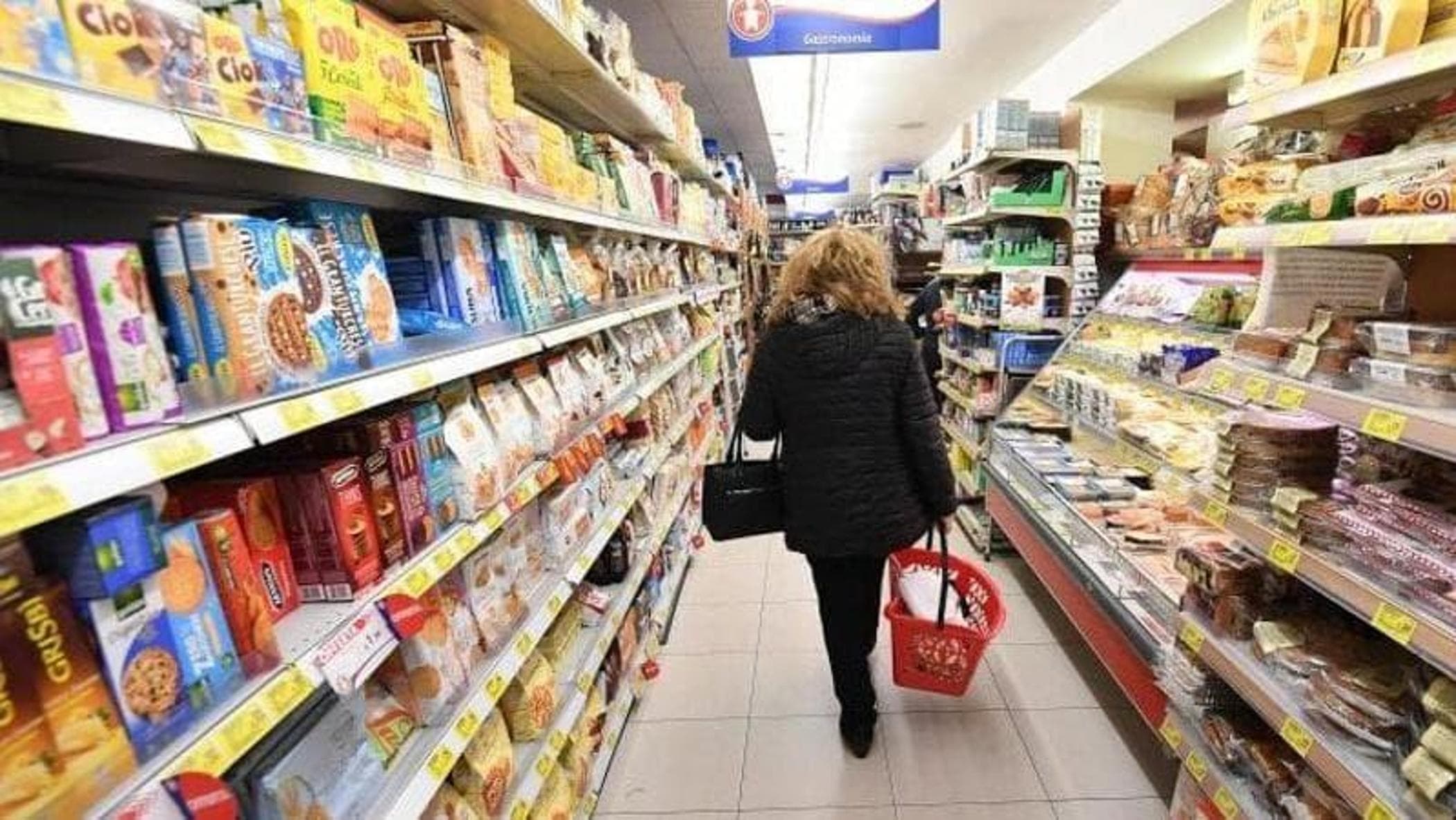 Fuorigrotta, rimprovera ragazzini che non rispettano la fila: 59enne pestata dal branco Fuorigrotta, rimprovera ragazzini che non rispettano la fila: 59enne pestata dal branco