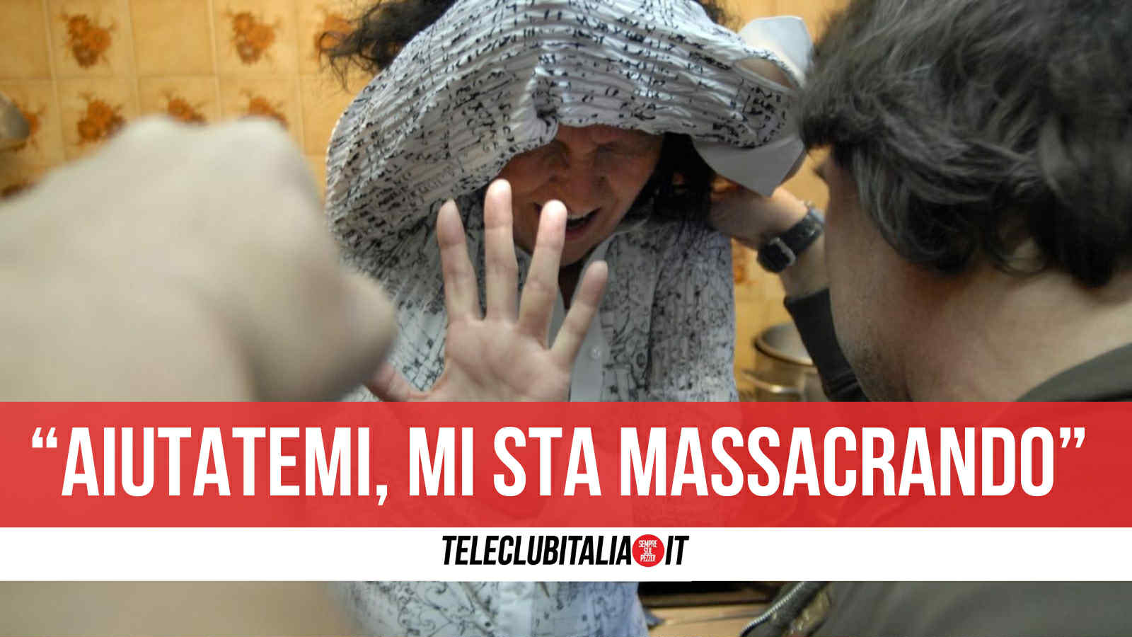 villa literno non risponde alle telefonate del marito lui si infuria e la pesta a calci e pugni