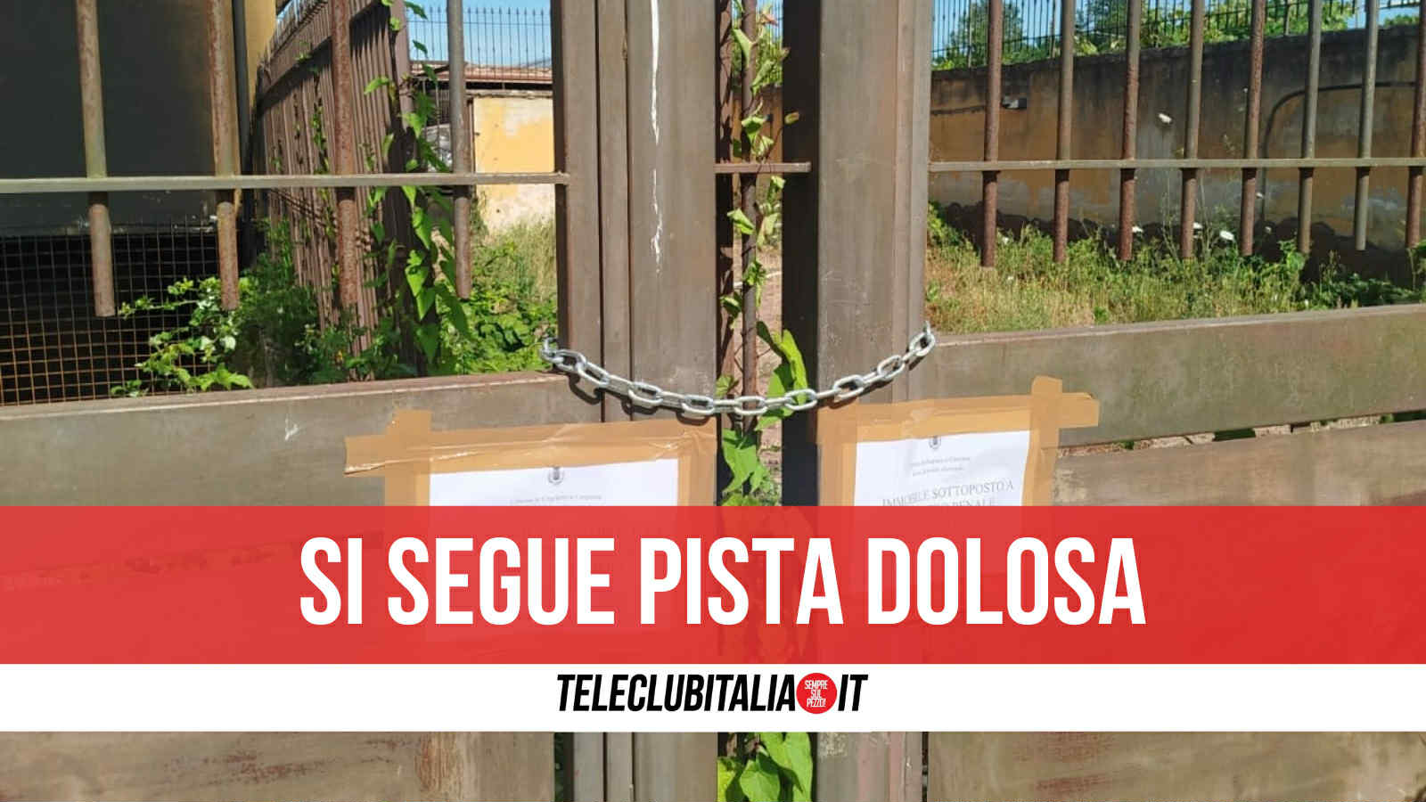 giugliano incendio nel palazzo destinato ai rom scatta il sequestro le auto innesco erano rubate