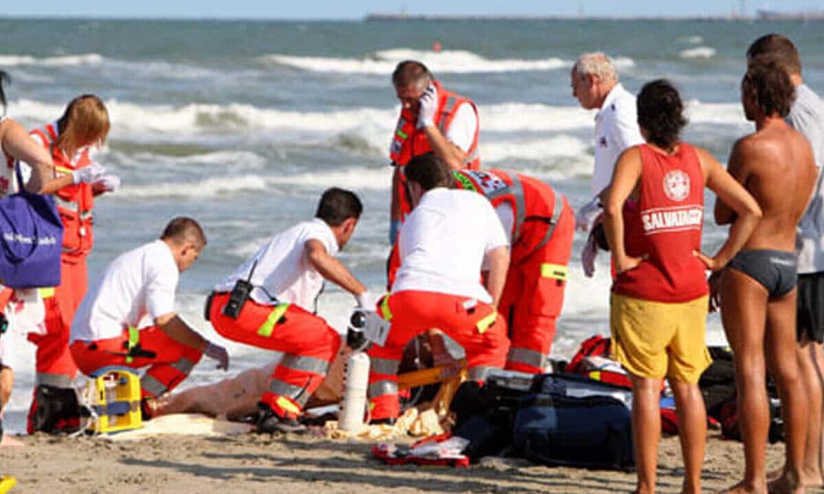 Tragedia in mare a Pozzuoli: muore dopo un tuffo, inutili i soccorsi