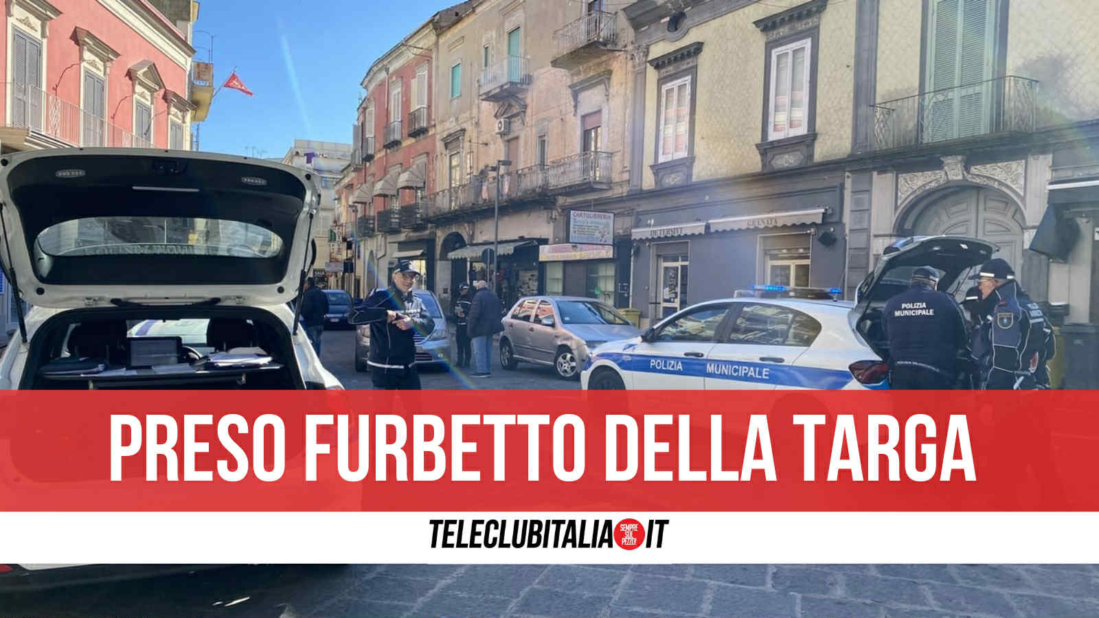 giugliano applica nastro adesivo sulla targa per trasformare f in e fermato e denunciato