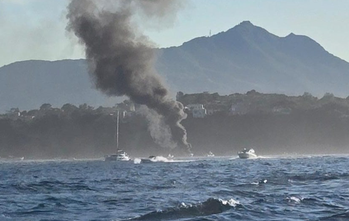 Paura al largo di Procida: barca in fiamme, passeggeri si lanciano in mare Paura al largo di Procida: barca in fiamme, passeggeri si lanciano in mare