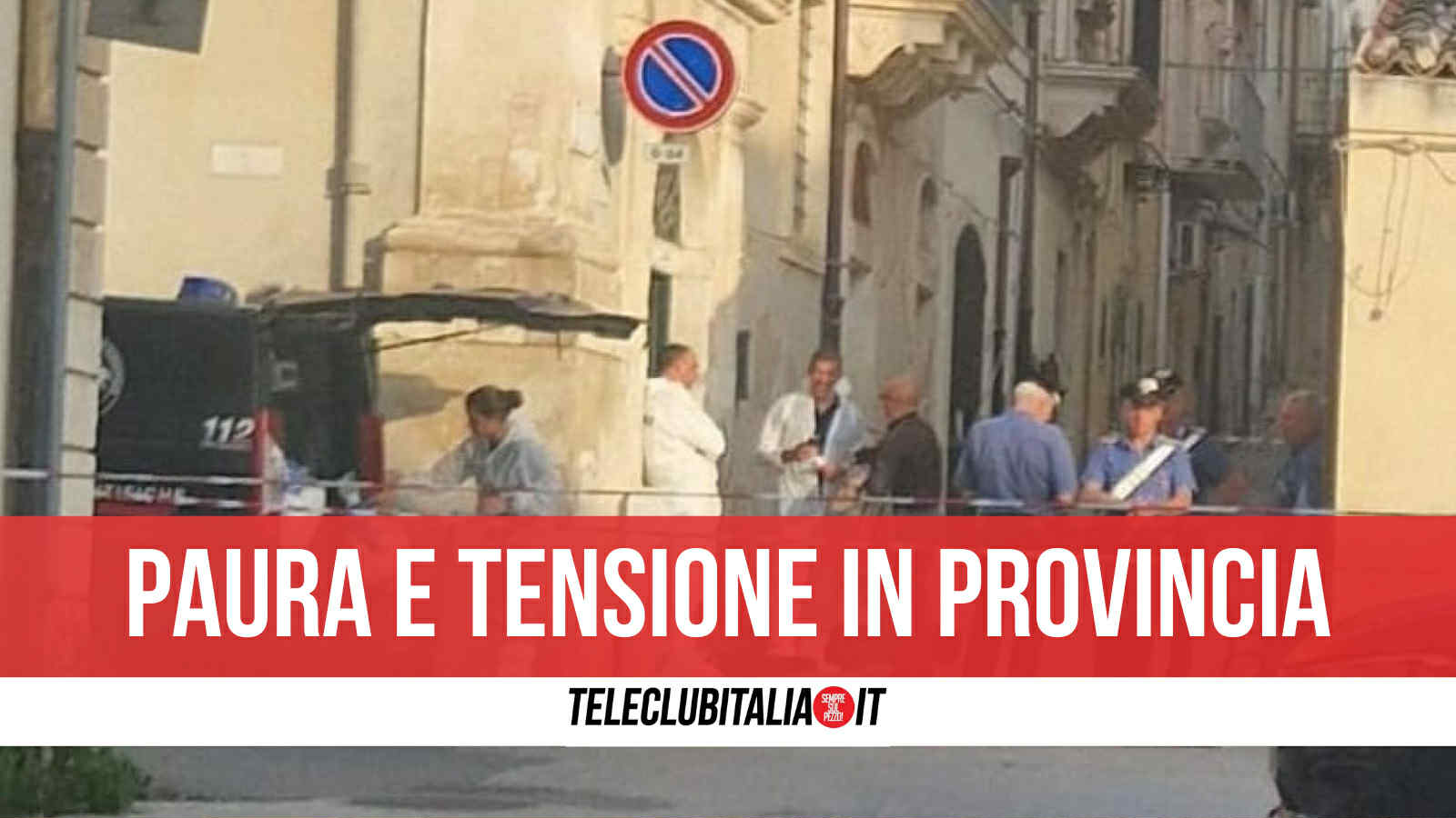 rotondi si barrica in casa con il compagno morto da giorni pompieri irrompono nell abitazione