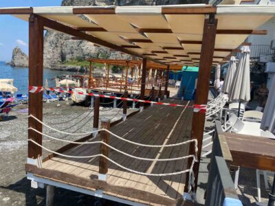 Ristorante occupa abusivamente la spiaggia libera: scatta sequestro in Penisola Sorrentina