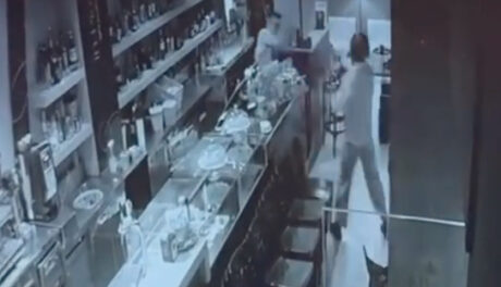 Salerno, rapina in un bar: barista reagisce con una scopa, il ladro spara e fugge