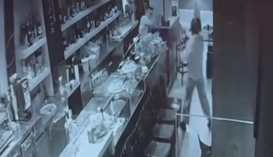Salerno, rapina in un bar: barista reagisce con una scopa, il ladro spara e fugge