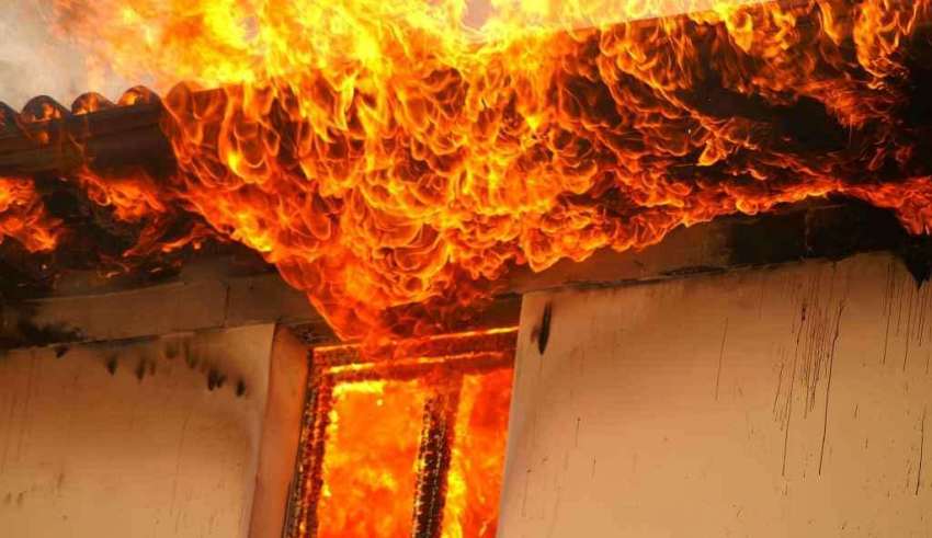 Saviano, fiamme in casa: muore un uomo di 55 anni. Salvi la mamma e il fratello Saviano, fiamme in casa: muore un uomo di 55 anni. Salvi la mamma e il fratello