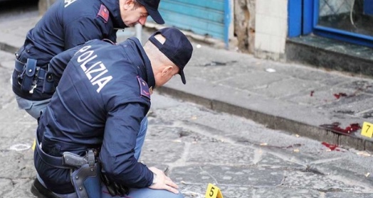 Napoli. Lite tra donne del clan durante processione religiosa finisce in sparatoria: un arresto