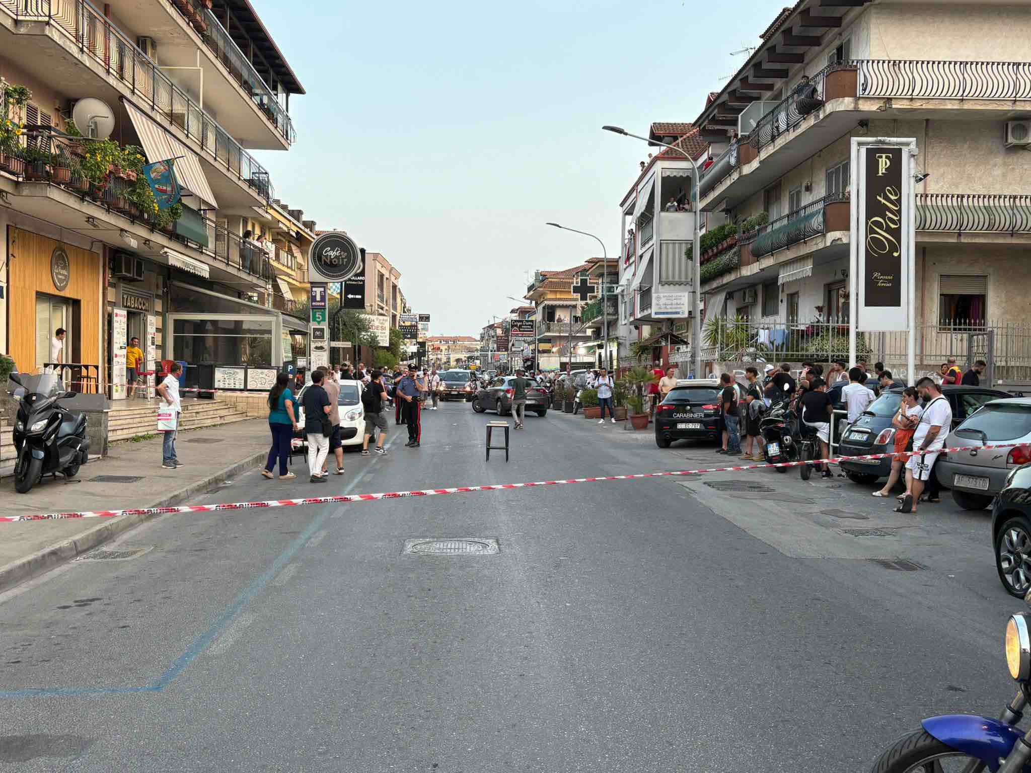 Giugliano. Preso in giro in strada, lui va a casa prende la pistola e spara 4 colpi