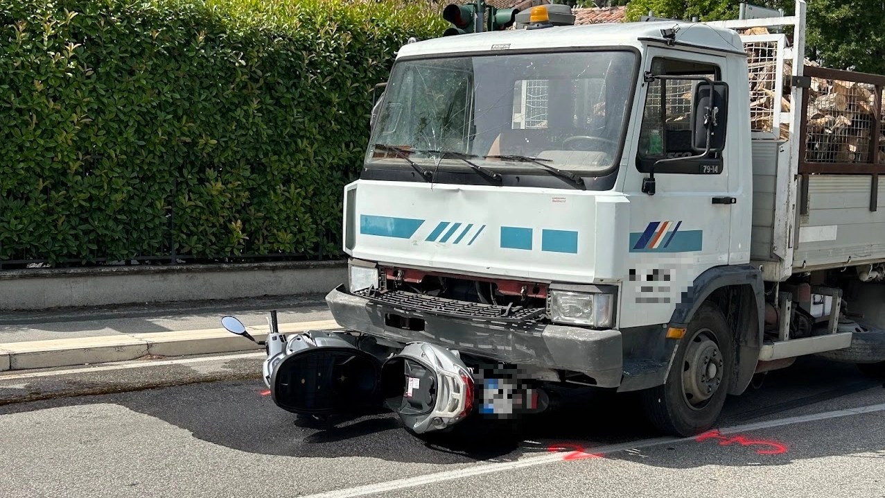Vico Equense. Scontro frontale tra scooter e autocarro sulla SS145: ferito un 21enne