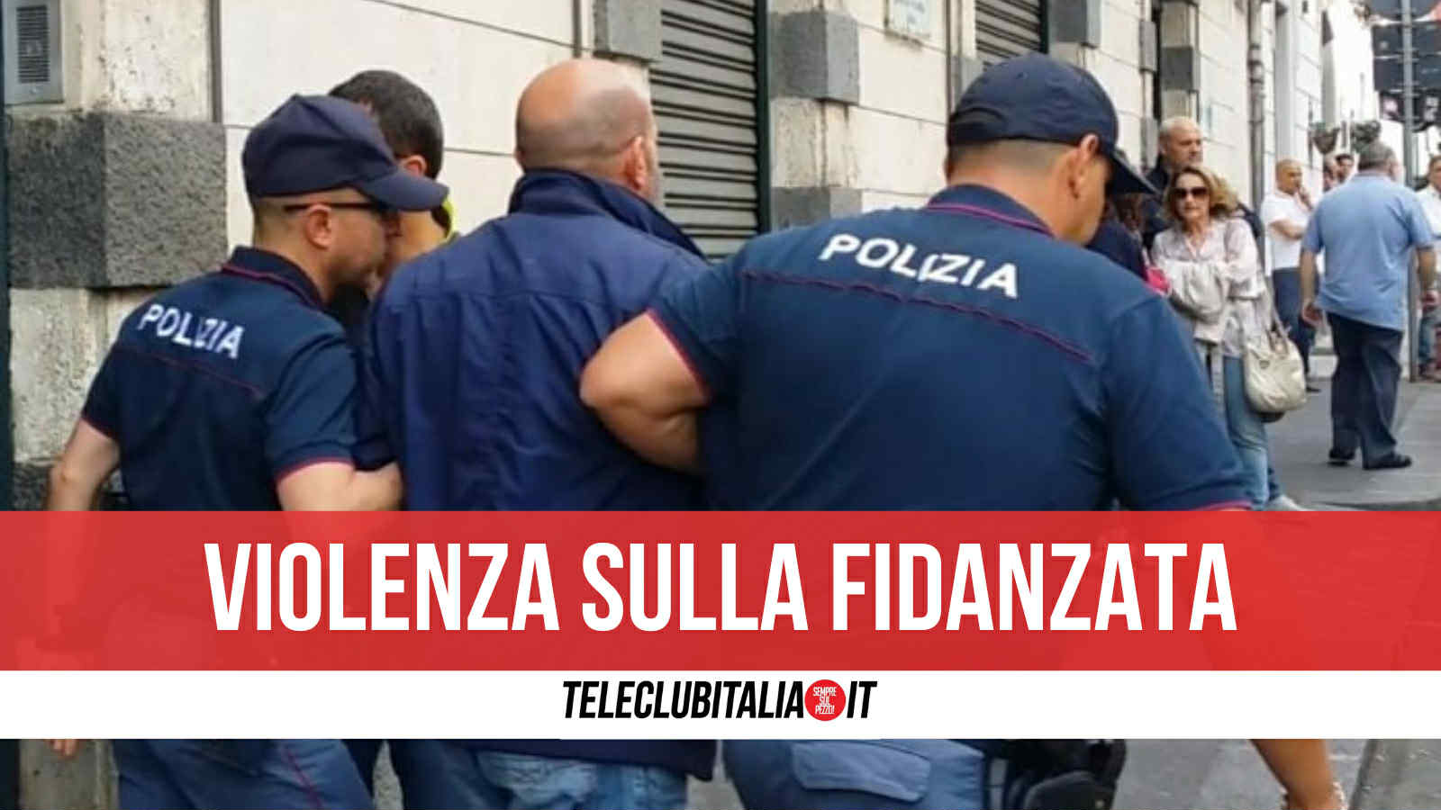 napoli sfonda la porta di casa e aggredisce la compagna arrestato 44enne