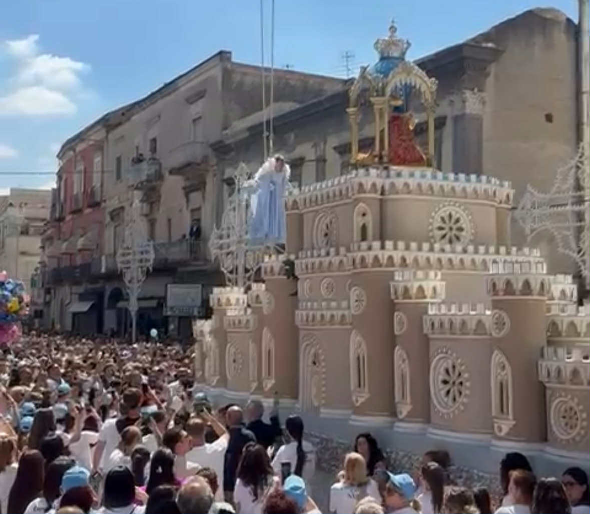 giugliano entuasiasmo ed emozione per il primo volo dell angelo al via la processione