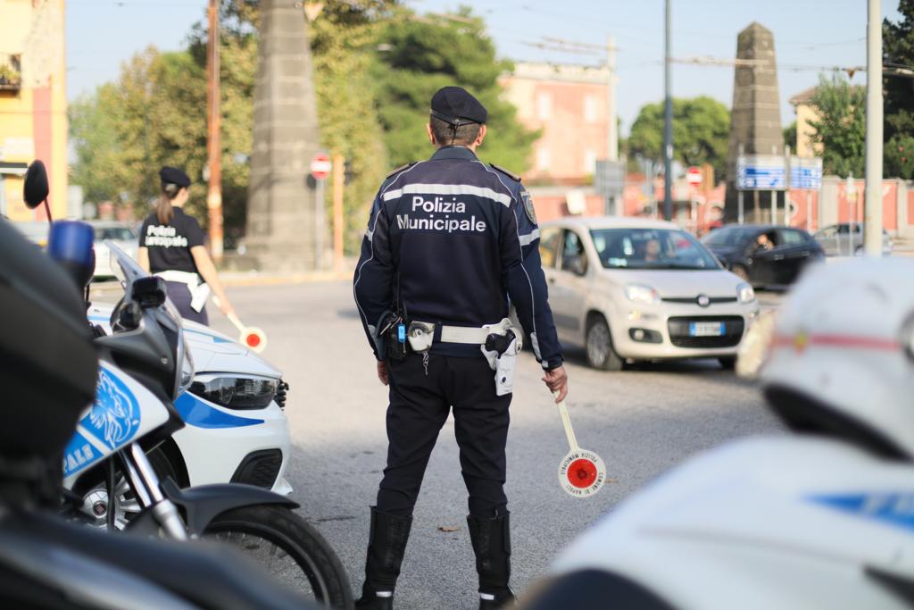 Napoli, agente della Municipale licenziato: ha annullato 282 multe per sé, per familiari e amici Napoli, agente della Municipale licenziato: ha annullato 282 multe per sé, per familiari e amici