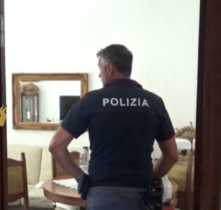 Agguato a Ponticelli, entra in casa e spara: pregiudicato ferito da 4 colpi di pistola