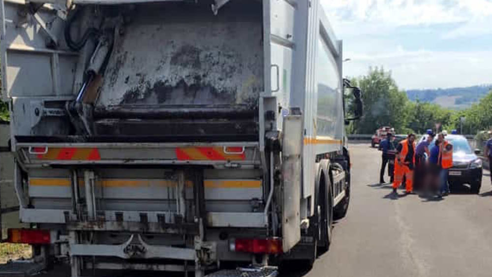 Tragedia ad Angri: auto contro camion dei rifiuti, un morto e due feriti