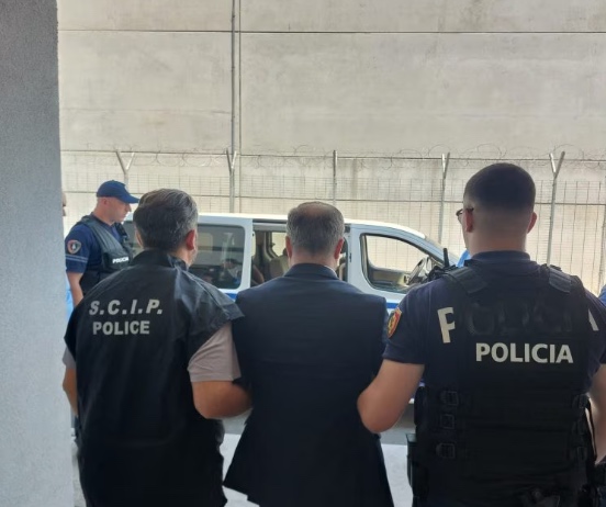 Dopo oltre 20 anni di latitanza, arrestato e estradato in Italia boss albanese: sconterà 25 anni di carcere
