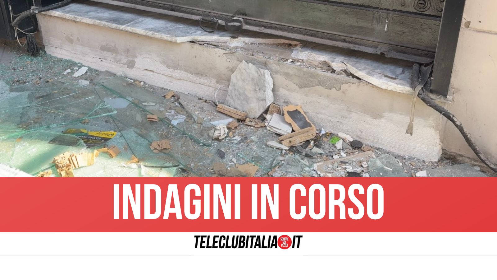 aversa petardo esplode nella notte davanti a negozio di scarpe in via presidio danneggiato ingresso