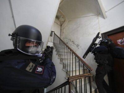 Droga, armi ed estorisioni: maxi-blitz contro il clan Mazzarella. I nomi degli arrestati