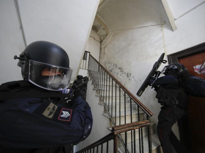 Droga, armi ed estorisioni: maxi blitz contro il clan Mazzarella. I nomi degli arrestati Droga, armi ed estorisioni: maxi blitz contro il clan Mazzarella. I nomi degli arrestati