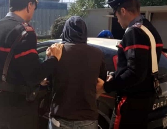 Caivano, 17enni arrestati per droga: uno faceva parte del gruppo che filmava gli stupri al Parco Verde Caivano, 17enni arrestati per droga: uno faceva parte del gruppo che filmava gli stupri al Parco Verde