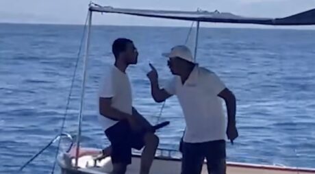 Grotta Azzurra di Capri, turisti costretti a pagare per saltare la fila. Scoppia rissa tra barcaioli