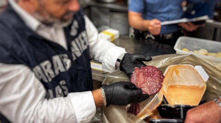 Massa Lubrense, blitz nei lidi: carne avariata e ghiaccio nei sacchi dell’immondizia in noto lido Massa Lubrense, blitz nei lidi: carne avariata e ghiaccio nei sacchi dell’immondizia in noto lido