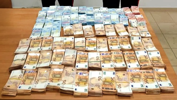 Casalnuovo, fermati con quasi 375mila euro in contanti: denunciati due cittadini libici Casalnuovo, fermati con quasi 375mila euro in contanti: denunciati due cittadini libici