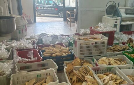 Casapesenna. Pane, panini e freselle illegali: carabinieri scoprono panificio degli orrori
