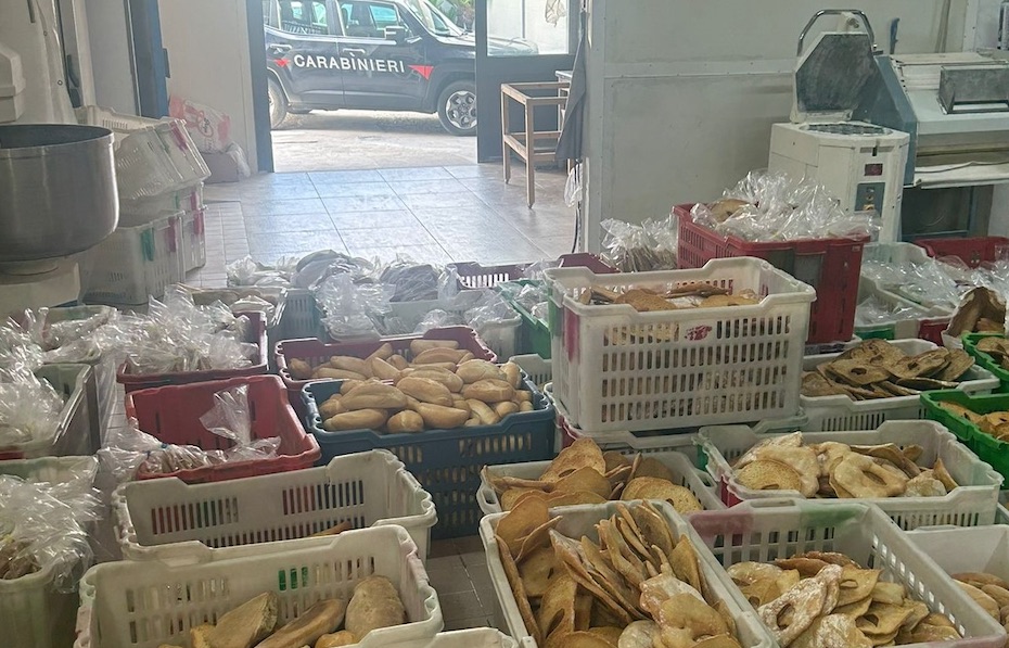 Casapesenna. Pane, panini e freselle illegali: carabinieri scoprono panificio degli orrori