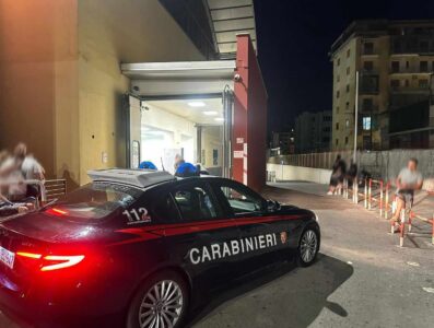 Castellammare, follia al pronto soccorso: rompe il vetro del triage e aggredisce le guardie giurate