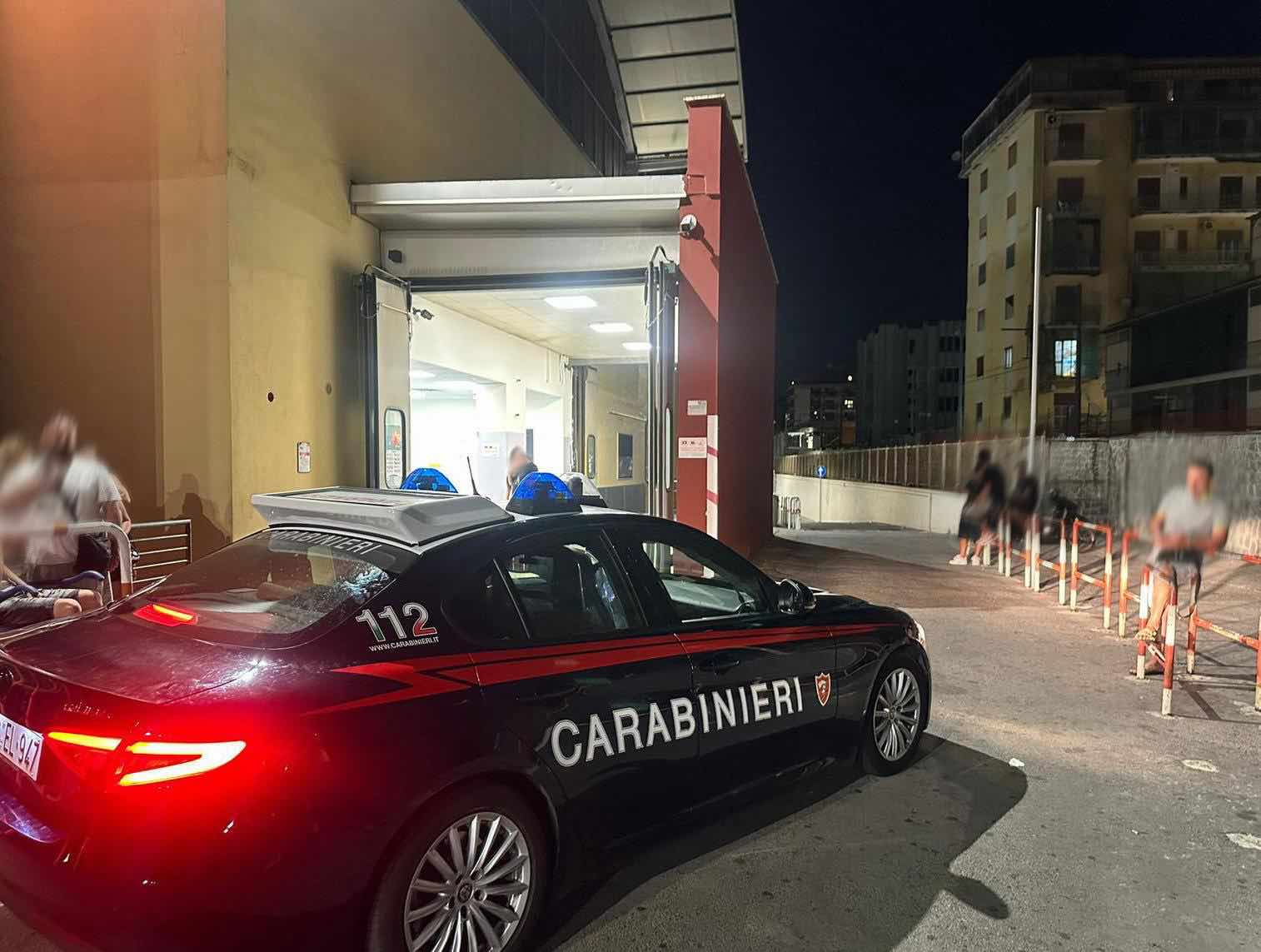 Castellammare, follia al pronto soccorso: rompe il vetro del triage e aggredisce le guardie giurate