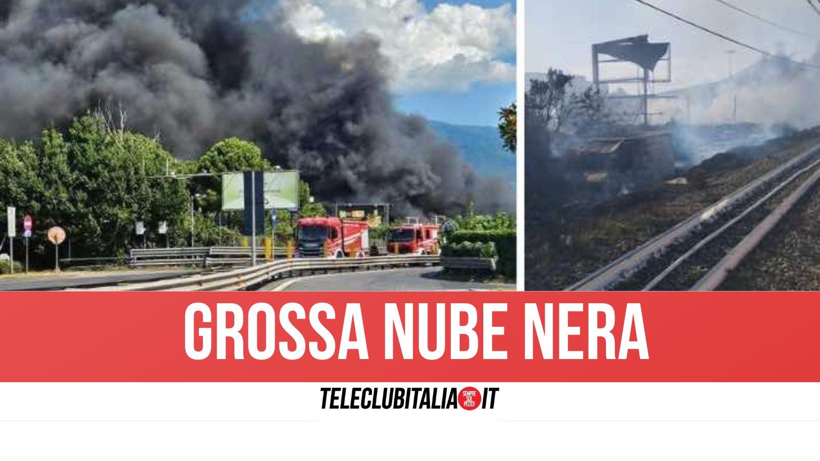 Incendio in un deposito di auto tra Pompei e Castellammare: interrotta linea ferroviaria
