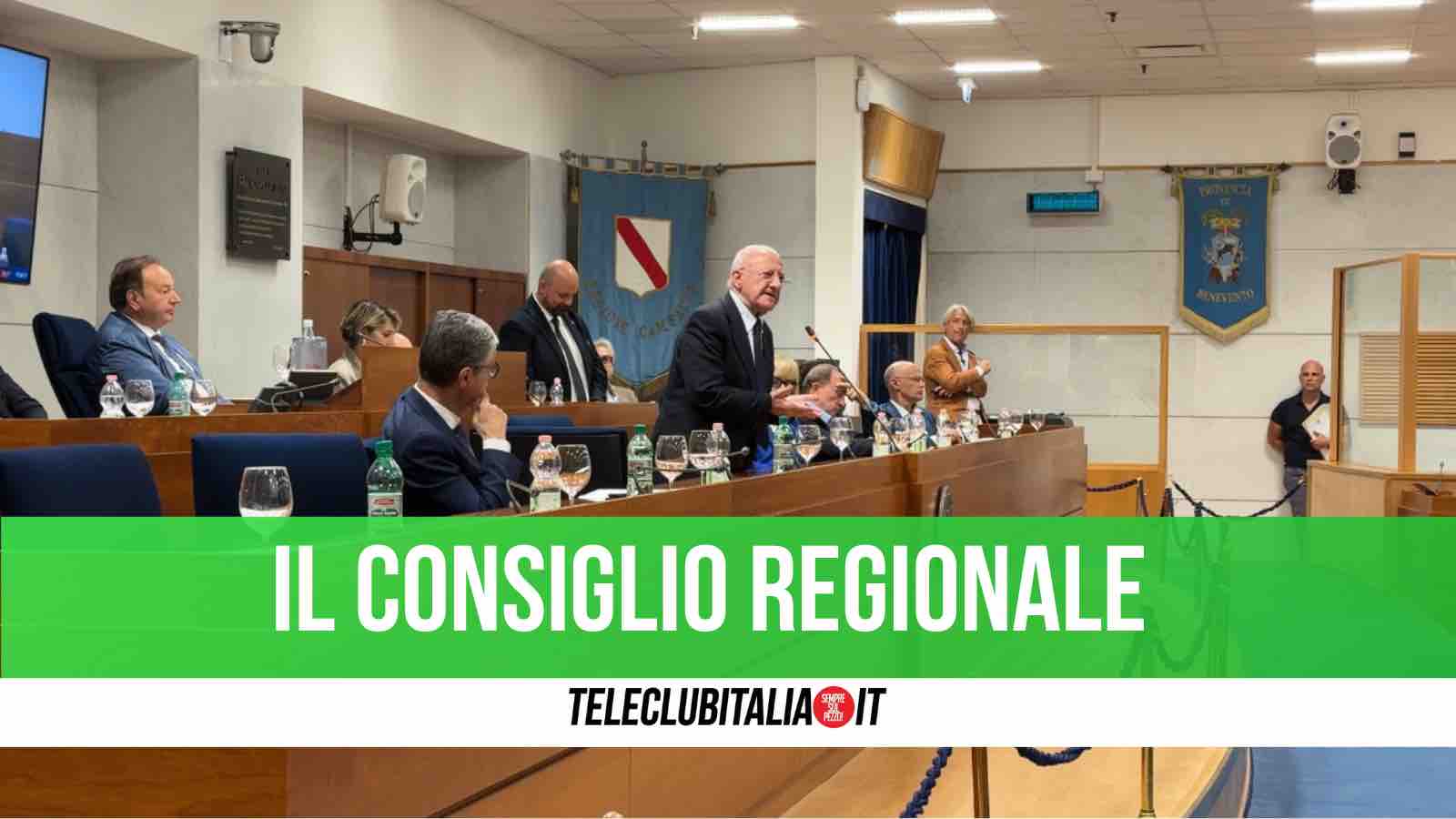 Sanità, De Luca furioso contro centrodestra. Nappi: “Ormai è solo, senza maggioranza” Sanità, De Luca furioso contro centrodestra. Nappi: “Ormai è solo, senza maggioranza”