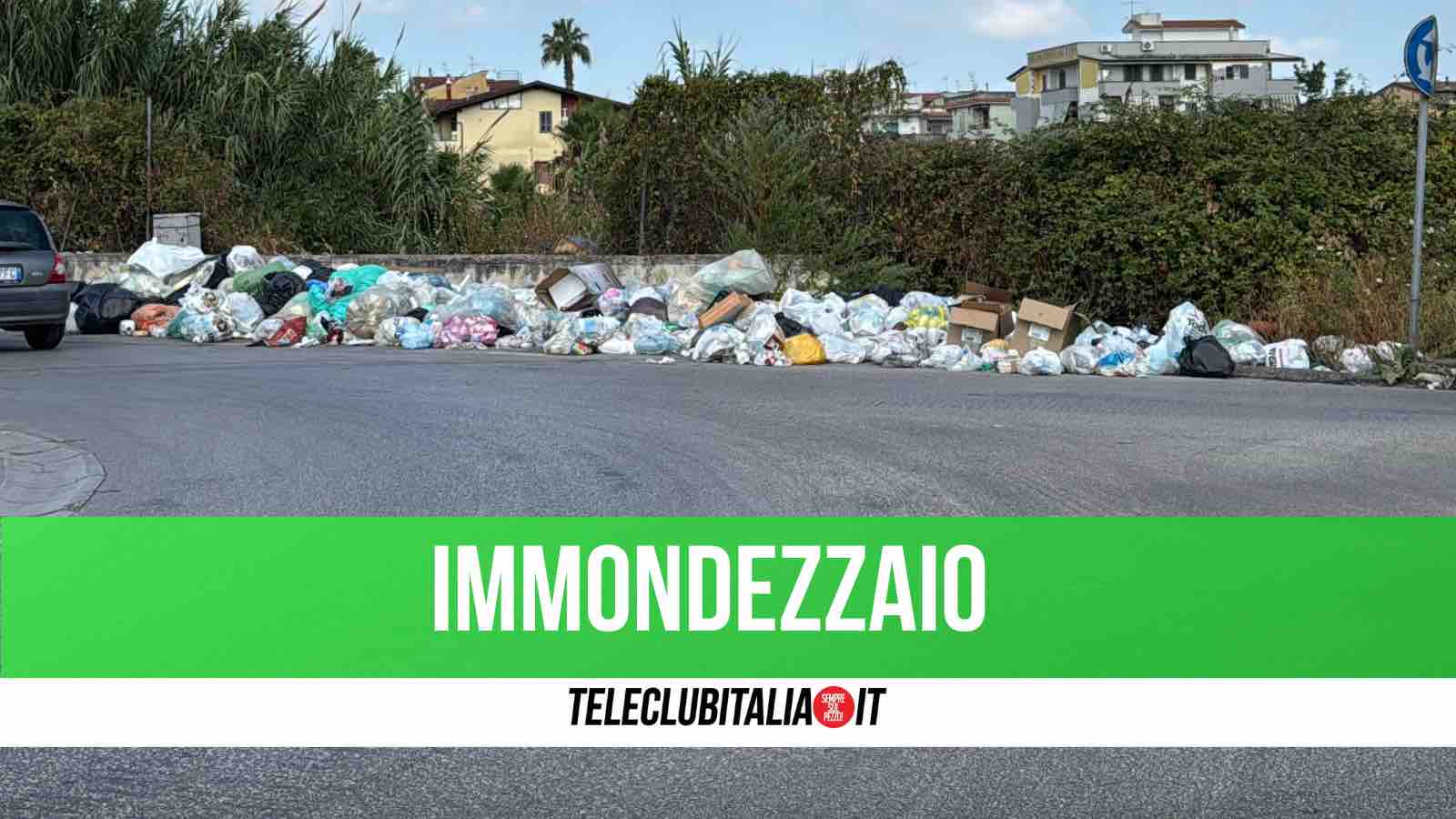giugliano degrado stazione metropolitana su via signorelli discarica a cielo aperto