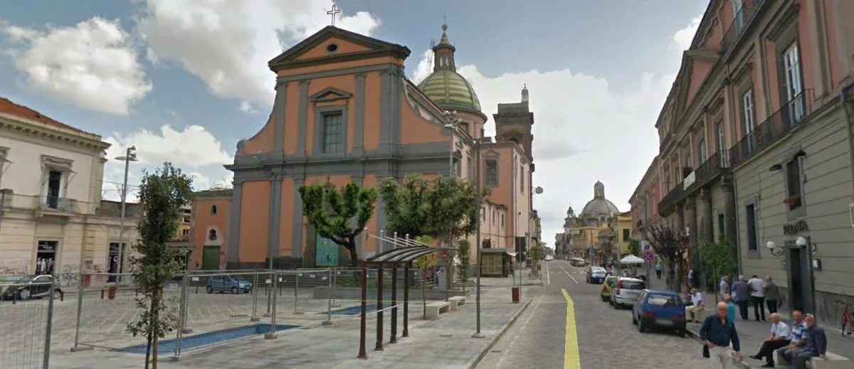 Giugliano, “Mi prendeva in giro”: uomo armato entra nel bar a piazza Matteotti Giugliano, “Mi prendeva in giro”: uomo armato entra nel bar a piazza Matteotti