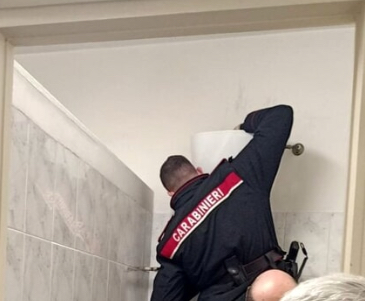 Giugliano. Pistola nascosta in bagno e droga in casa: arrestato 26enne