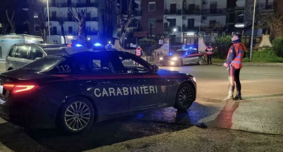 Giugliano, tentata rapina in un negozio di elettronica: sparato un colpo in aria Giugliano, tentata rapina in un negozio di elettronica: sparato un colpo in aria