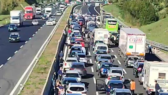 Dramma sull’Autostrada A1, si ribalta navetta della raccolta rifiuti: c’è una vittima Dramma sull’Autostrada A1, si ribalta navetta della raccolta rifiuti: c’è una vittima