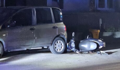 Tragedia nella notte a Ercolano, scooter contro auto in sosta: muore 27enne. Grave l'amico