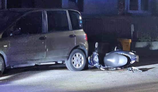 Tragedia nella notte a Ercolano, scooter contro auto in sosta: muore 27enne. Grave l’amico Tragedia nella notte a Ercolano, scooter contro auto in sosta: muore 27enne. Grave l’amico