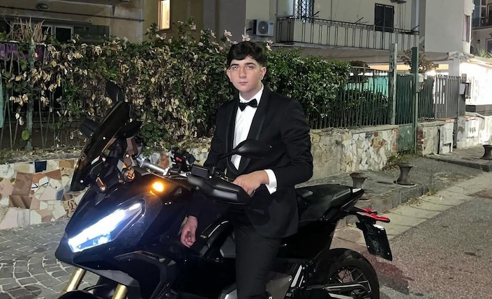 Pozzuoli, lo schianto e poi il volo giù dal ponte: Augusto muore sul colpo Pozzuoli, lo schianto e poi il volo giù dal ponte: Augusto muore sul colpo