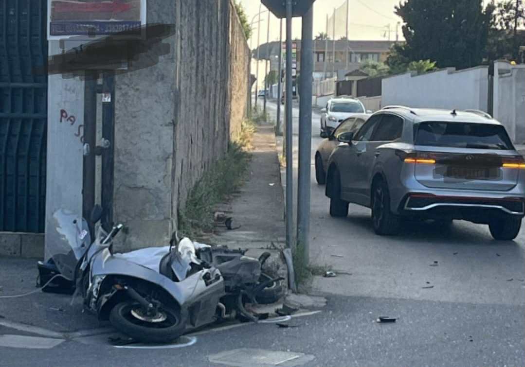 Giugliano, incidente auto scooter in via Oasi Sacro Cuore: 29enne in prognosi riservata Giugliano, incidente auto scooter in via Oasi Sacro Cuore: 29enne in prognosi riservata