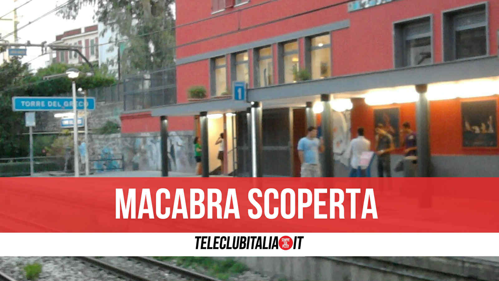 Torre del Greco, corpo senza vita nei pressi della circumvesuviana: la scoperta dei pendolari